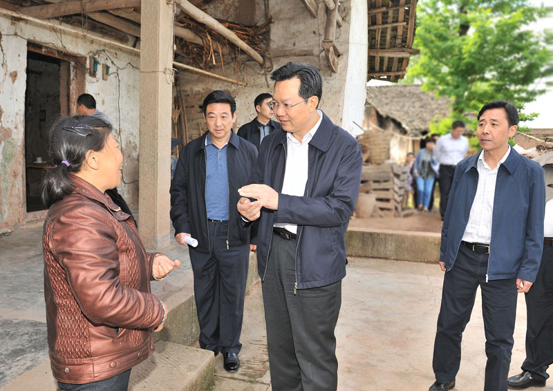 李刚到南江县正直镇督查调研扶贫开发工作